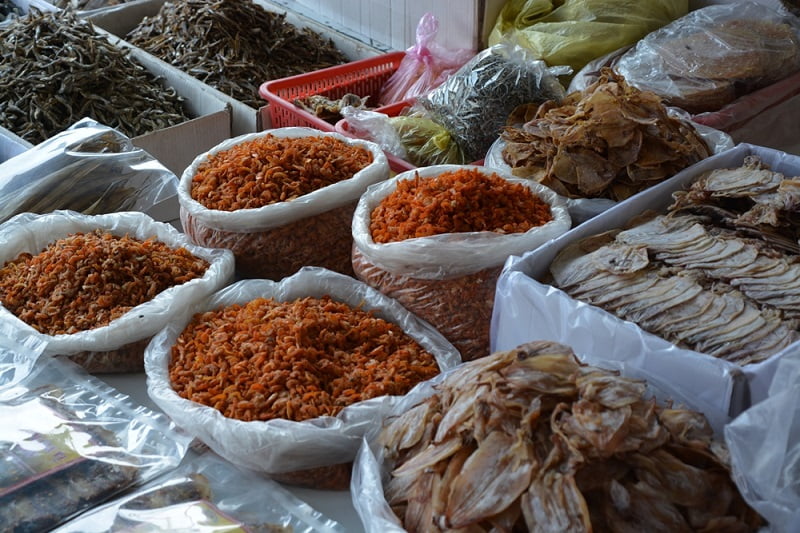 Chợ khu 6 nổi tiếng với những món hải sản khô